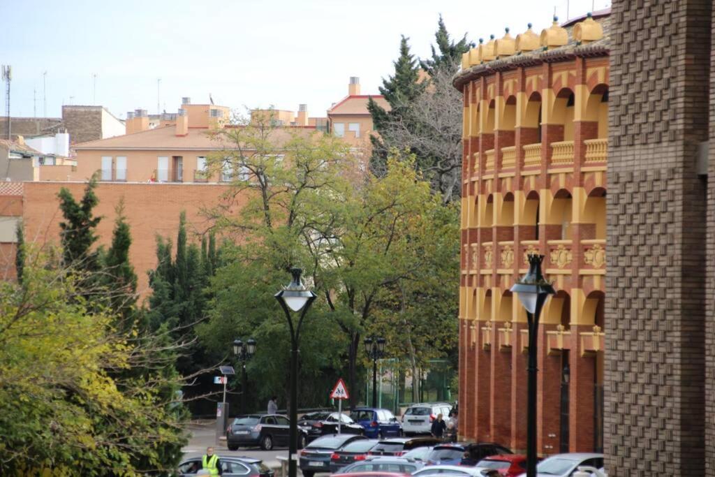 Amplio Apartamento Plaza De Toros Zaragoza Exteriör bild